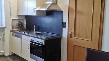 Kühlschrank, Mikrowelle, Herdplatte, Geschirrspüler