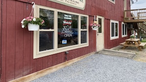 Un edificio rojo con un cartel que dice "Trails End Steakhouse & Tavern".