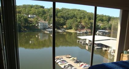 Lake of the Ozarks Indian Pointe 2 makuuhuoneen loma-asunto, josta on upeat näkymät!