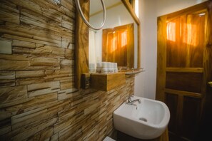 Shower, free toiletries, bidet, towels - Villa Marii (Dipolog)