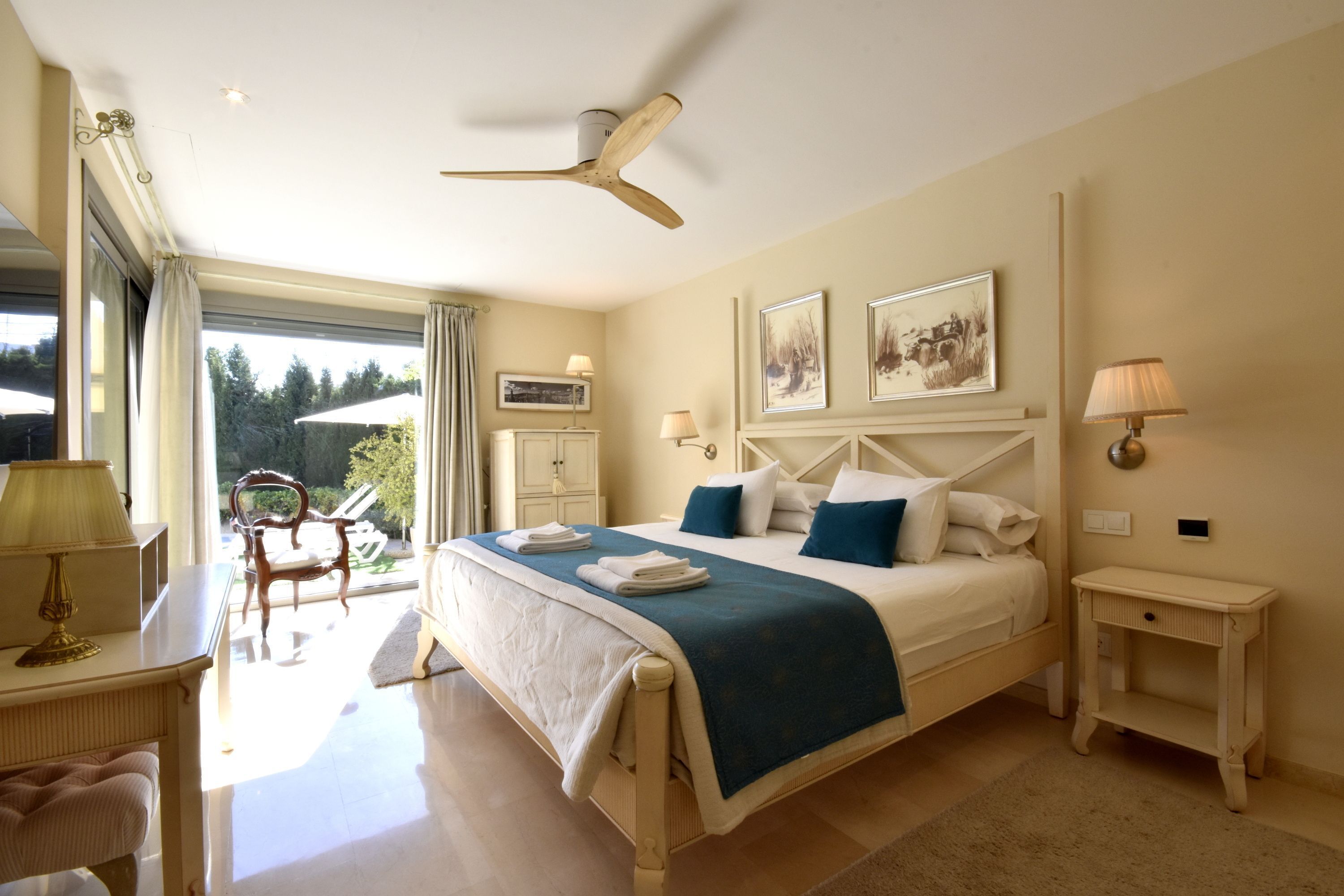 4 slaapkamers, een kluis op de kamer, een strijkplank/strijkijzer