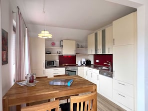 Kühlschrank, Mikrowelle, Ofen, Geschirrspüler