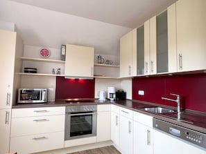 Kühlschrank, Mikrowelle, Ofen, Geschirrspüler