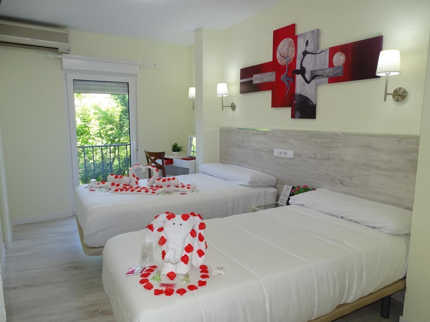 Minibar, soundproofing, free WiFi, bed sheets