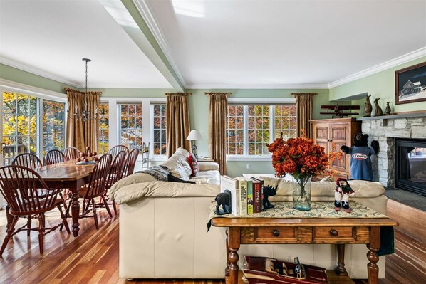 House | Living room | Flat-screen TV, fireplace, DVD player