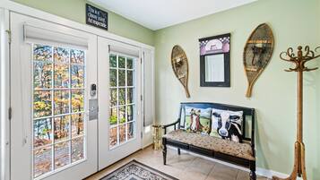 House | Living room | Flat-screen TV, fireplace, DVD player