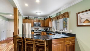 Rumah | Dapur pribadi | Mesin pembuat kopi/teh, lemari es, microwave, dan oven