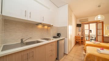 Réfrigérateur, micro-ondes, four, cafetiÚre/bouilloire