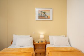 1 habitación, tabla de planchar con plancha y cuna de viaje 