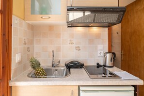 Refrigerador, microondas, horno y cafetera y tetera 