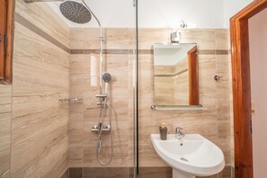 Dusche, Whirlpool, Haartrockner, Handtücher
