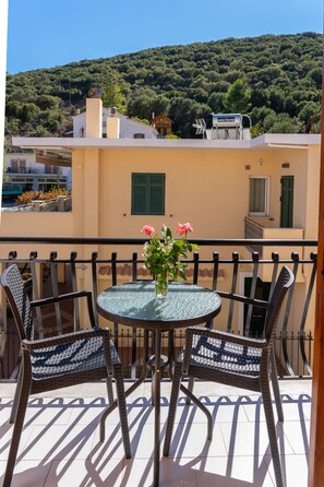 Outdoor dining - Alexatos Studios - Traditional & On Budget (Kefalonia)