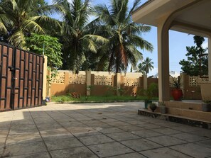 Terrace/patio - Dar es Salaams, A private 2 Bedroom modern house 20 minutes from the Beach. (Dar Es Salaam)