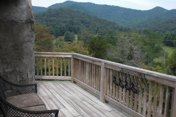 enjoy your moring coffee on the upstairs deck with the 180 degree mountain views
