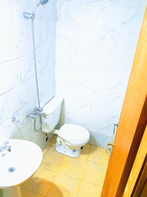 Einzelzimmer, 1 Einzelbett | Badezimmer | Dusche, Handtücher