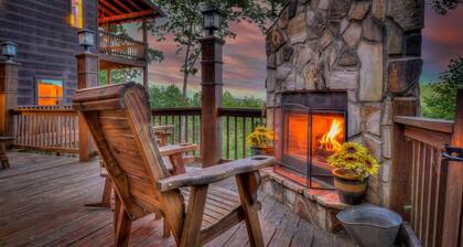 High Country Hideaway- Pet Friendly | Close to Town | Large Hot Tub | Outdoor Fireplace