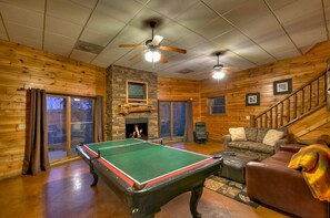 Een televisie, een open haard, videogames en een dvd-speler