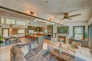 Een televisie en een open haard