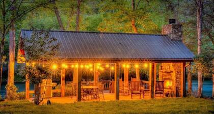 Koukussa Toccoa-joen edessä | Ulkotakka | Seulottu kuisti | Toccoa-joki