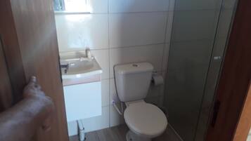 Casa geminada | Banheiro | Chuveiro, toalhas de banho