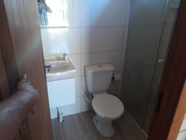 Casa geminada | Banheiro | Chuveiro, toalhas de banho