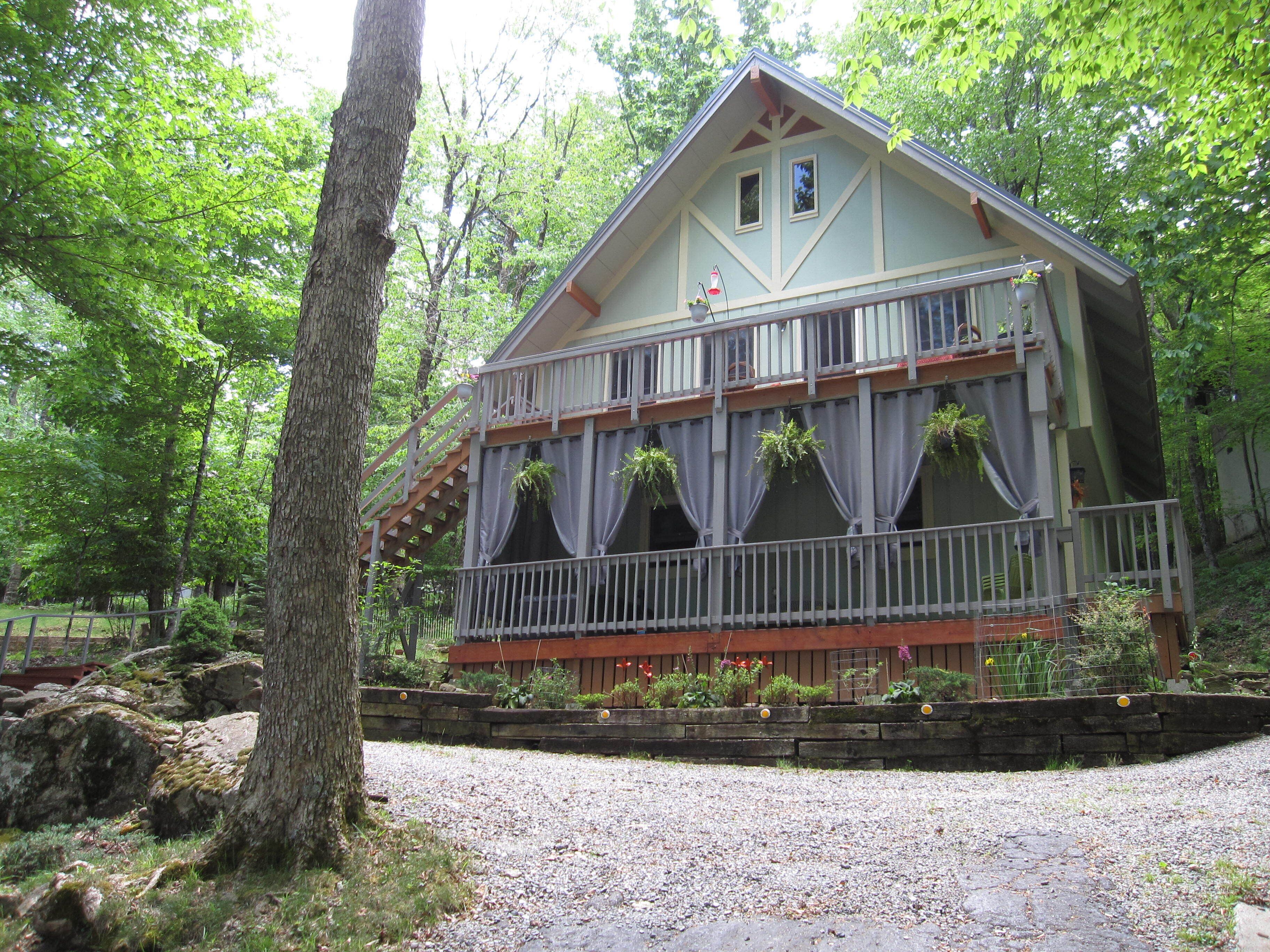 Fire Pit Chalet minutes to the slopes, tennis courts pool and golf.