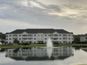 Un hôtel à plusieurs étages doté d’une cour intérieure et d’une fontaine.