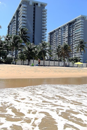 En la playa, camastros y toallas de playa
