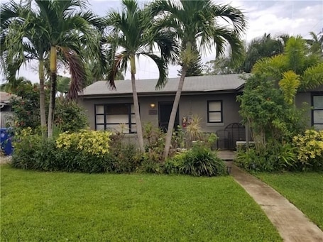Exterior. Wilton Manors North Cottage-A Block from Wilton Drive