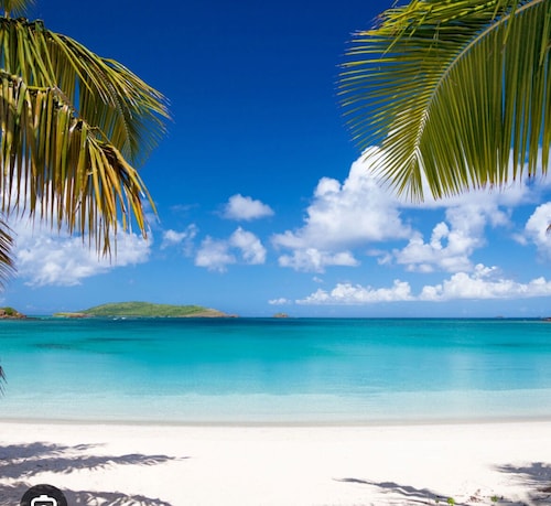 Spectacular view from this splendid secluded House overlooking the Caribbean.