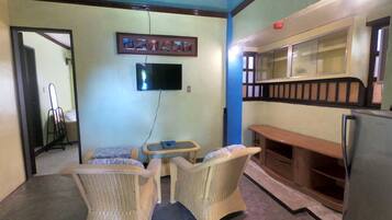 Basic-Bungalow | Wohnbereich | Fernseher