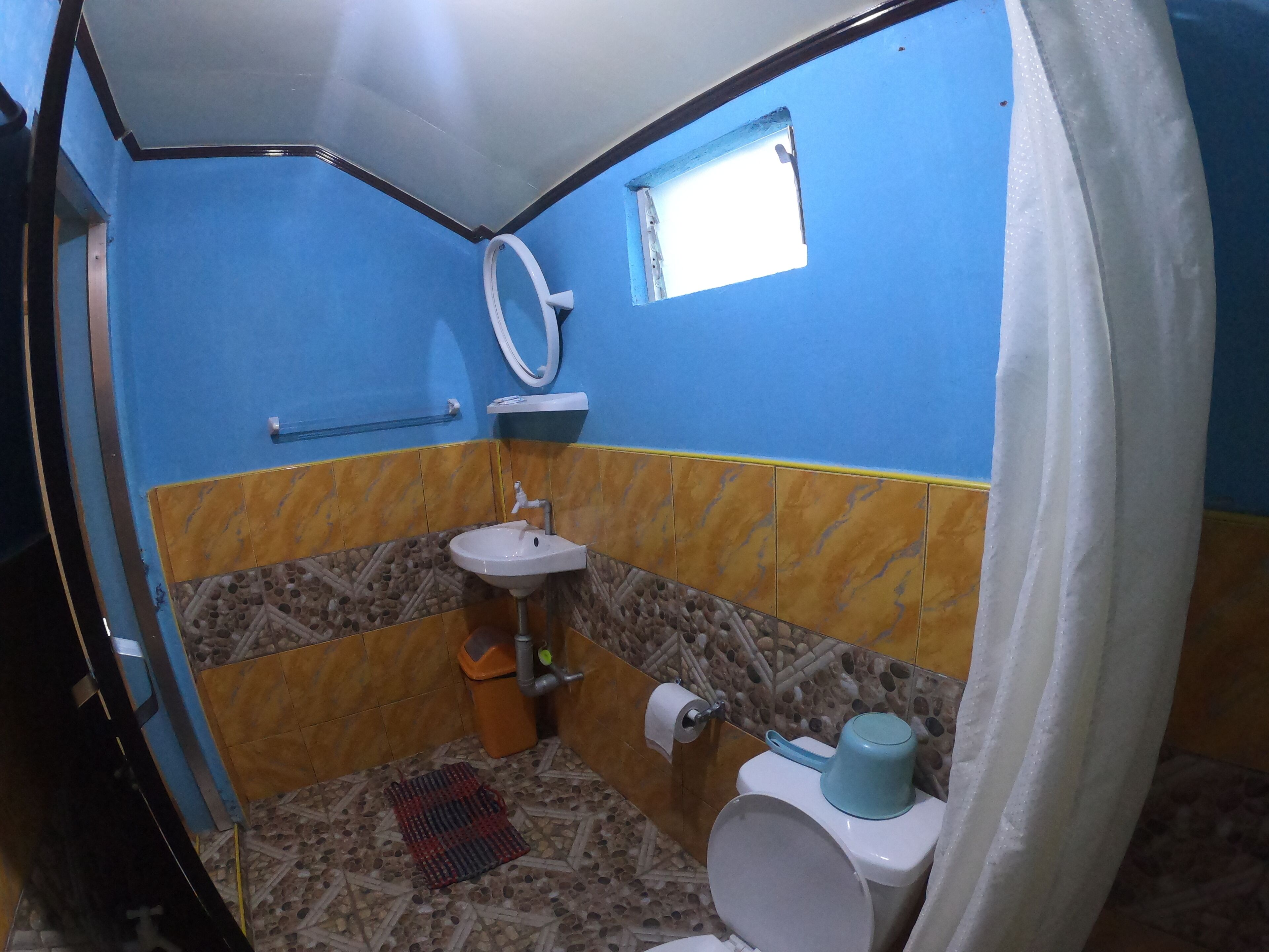 Ein Badezimmer mit Toilette, Waschbecken und Dusche.