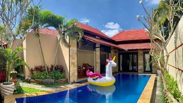 Innenpool, Außenpool, Liegestühle