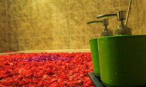 Badewanne, Handtücher, Shampoo