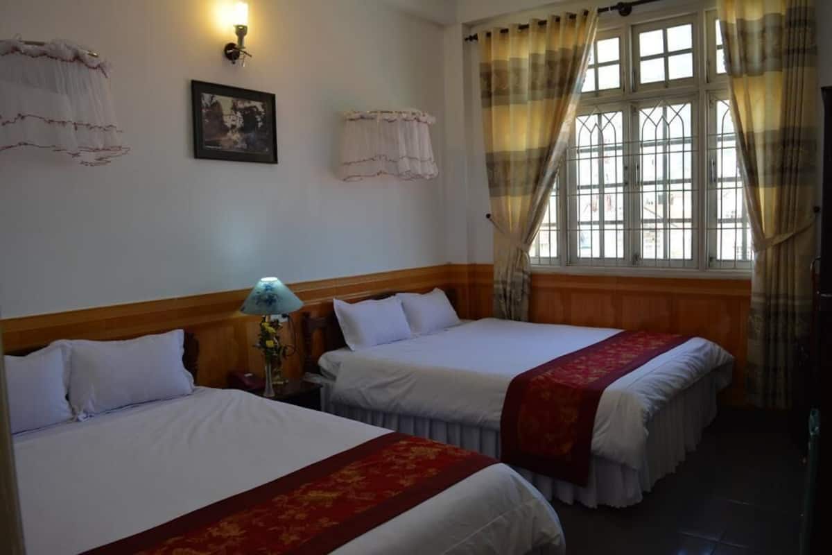 Superior Quadruple Room | Peralatan tempat tidur premium, tilam berlapik, bar mini, meja 