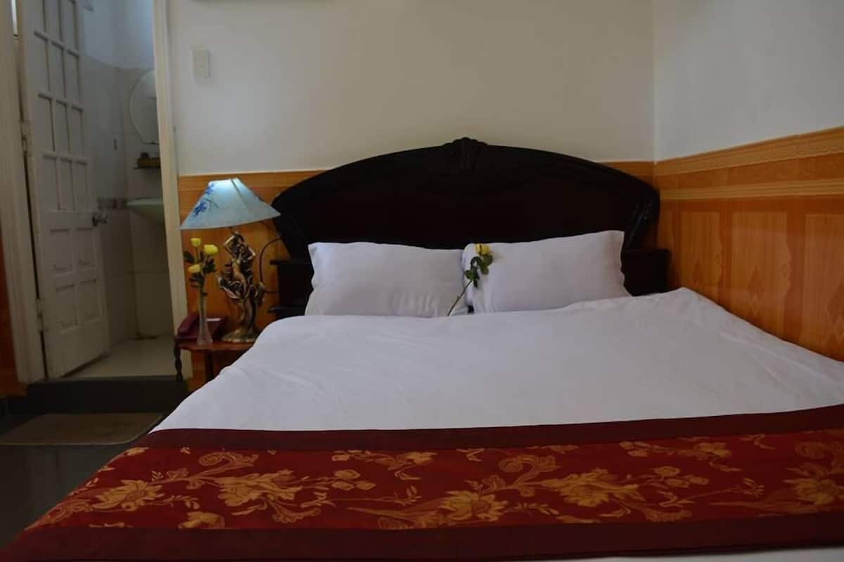 Standard Room, City View | Peralatan tempat tidur premium, tilam berlapik, bar mini, meja 