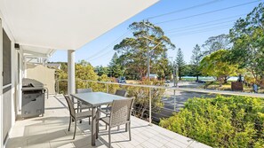Outdoor dining - Luxury Boardwalk Apartment - Unit 7 (NAROOMA)