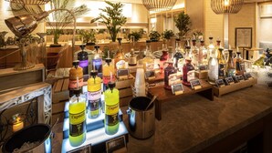 A bar area with various bottles of alcohol and a coffee machine. - Super Hotel Yamaguchi Yuda Hot Springs (Yamaguchi)