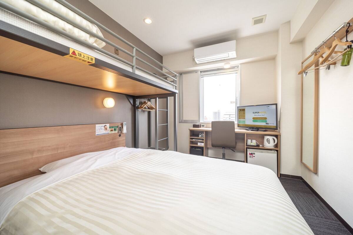 laptop workspace, free wifi