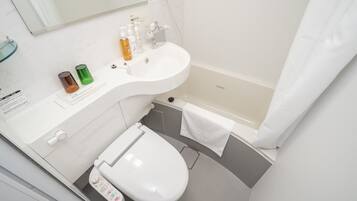 Combined shower/bathtub, free toiletries, hair dryer, slippers