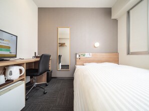 A hotel room with a bed, a desk with a computer, a kettle, and a mirror. - Super Hotel Yamaguchi Yuda Hot Springs (Yamaguchi)