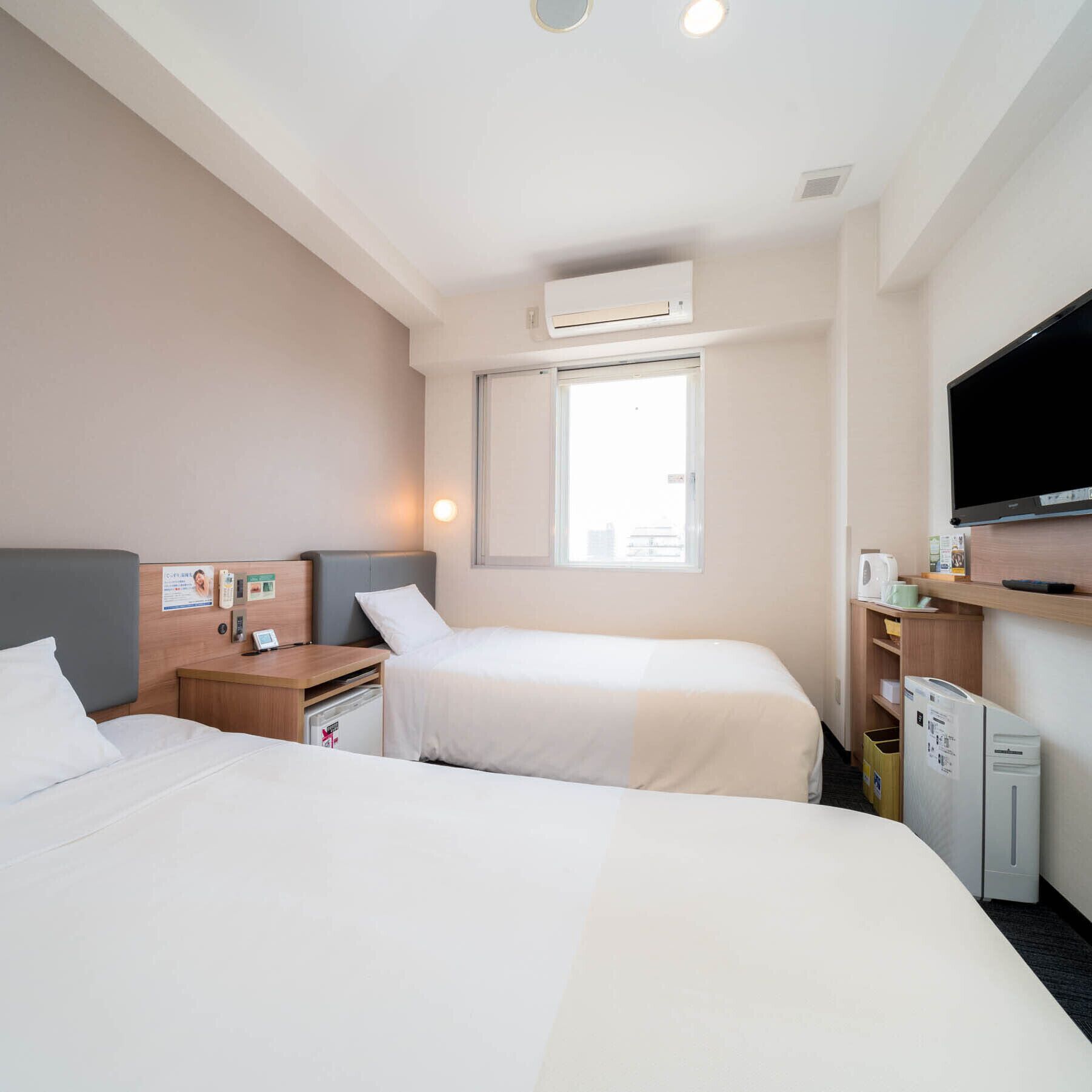 laptop workspace, free wifi