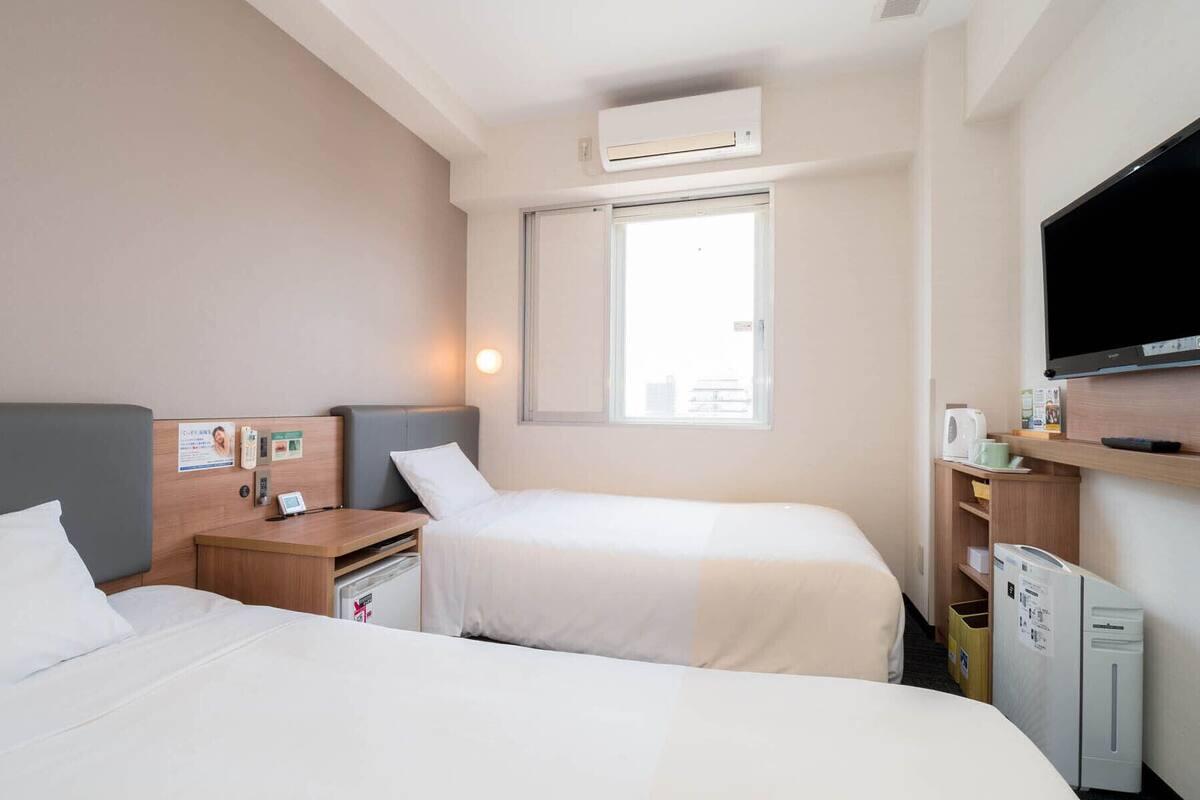 laptop workspace, free wifi