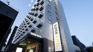 A tall, modern building with a sign reading "Super Hotel". - Super Hotel Yamaguchi Yuda Hot Springs (Yamaguchi)