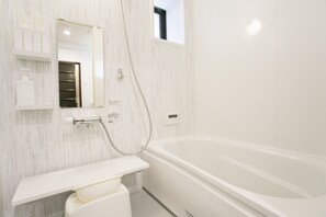 Ferienhaus (Private Vacation Home) | Badezimmer | Badewanne und Dusche (separat), kostenlose Toilettenartikel