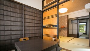 Une pièce de style japonais traditionnel, avec un sol recouvert de tatamis, une petite table en bois et des paravents en papier de riz (shoji).