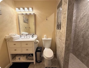 Bathroom - Prime Location! Cozy home with pool, just minutes from the airport & Strip! (Las Vegas)