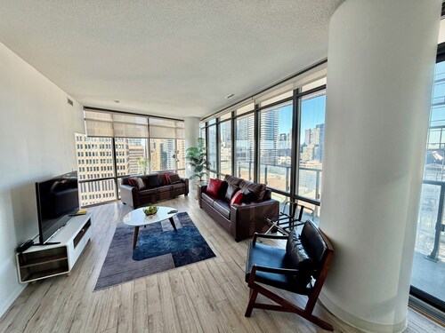 Spacious Downtown Toronto Condo | 2BR + Den | Balcony | Sleeps 8 | Near Hospital