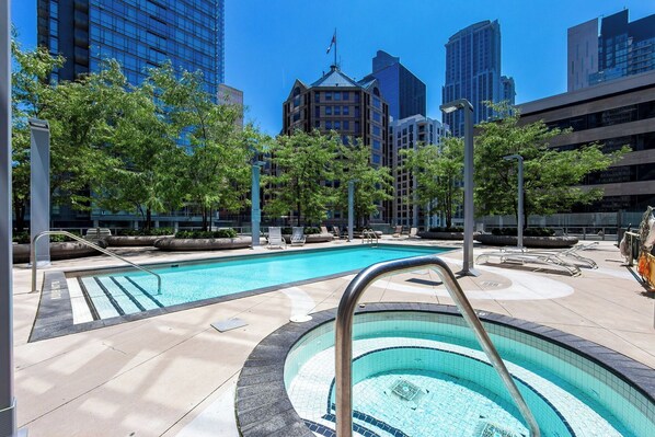 Een binnenzwembad, een verwarmd zwembad