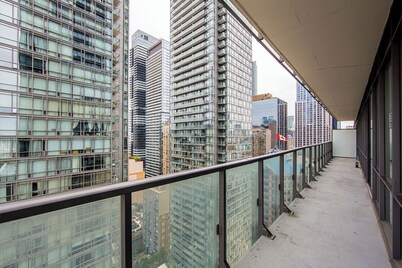 Pet Friendly 2 Bedroom 2 Bath + Den Bay St Condo near SICK KIDS HOSPITAL Sleep 8